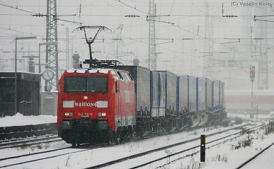 Der Winter 2009/2010 erwies sich in Bayern als äußerst hartnäckig. Am 11. Februar 2010 fährt 152 116 mit einem Containerzug durch den tief verschneiten Münchner Ostbahnhof.
