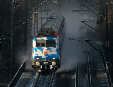 Seit November 2010 wirbt 111 017 für das Bahnland Bayern. Gleich in der ersten Einsatzwoche mit neuer Lackierung bekam es die Lok mit Schnee zu tun. Bei dieser Aufnahme am 29.11.2010 waren es nur wenige Schneeflocken, dann aber... Auf der Fahrt von München nach Salzburg ist München Ost der nächste Halt des Zuges.