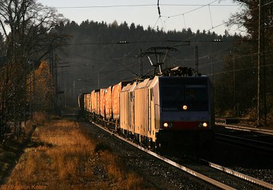 Feine Morgenatmosphäre war am 14. November 2010 in Aßling zu spüren. Der Güterverkehr konnte sich sehen lassen, auch wenn es sich um einen Sonntagmorgen handelte. Unter anderem entstand diese Aufnahme von einem 186er-Doppel von Railpool mit einem Containerzug.