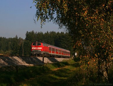 Die Allgäubahn und manch davon abzweigende Strecke war bis 2014 ein großes Einsatzgebiet der Baureihe 218. Abgelöst wurden sie von Baureihe 245, da bis zur geplanten Elektrifizierung noch ein paar Jährchen vergehen werden. Am 12.10.2010 wurde 218 488 mit einem Regionalzug zwischen Geltendorf und Kaufering aufgenommen.