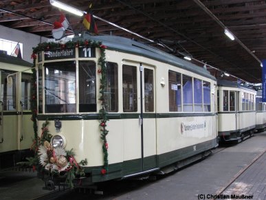 Weihnachtlich geschmückter Straßenbahnwagen der Straßenbahnfreunde Nürnberg-Fürther Straßenbahn e.V. im historischen Straßenbahndepot St.Peter in Nürnberg Schloßstraße 1.