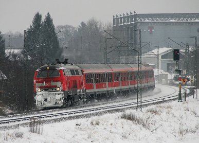 218 469 verlässt mit einem Regionalzug am 2.12.2010 das tief verschneite München in Richtung Buchloe.