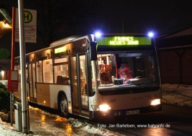 So wie es auf der Zielanzeige beim abgebildeten Bus (Wagen 0924 der VHH-PVG-Unternehmensgruppe) zu sehen ist, wünschen wir Ihnen, liebe Leserinnen und Leser, mit diesem Foto ein 