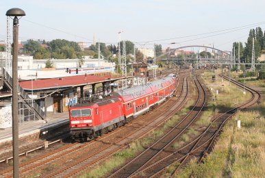 Am 23. September 2010 schien die Sonne als 143 333 mit ihrer RB 28324 von Senftenberg nach Nauen gerade am S-Bahnhof Warschauer Straße vorbeikommt, um in wenigen Minuten Berlin Ostbahnhof zu erreichen.