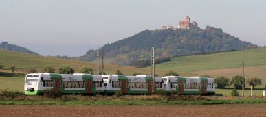 Am 8. Oktober 2010 befindet sich dieses Dreier-Pärchen Südthüringenbahn-Regioshuttle auf dem Weg nach Meiningen bzw. Ilmenau als es kurz vor Arnstadt ein gutes Bild mit der im Hintergrund befindlichen Wachsenburg abgibt.