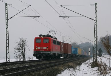Eine absolute Rarität ist die Baureihe 140 auf deutschen Gleisen geworden. Umso mehr freute sich Veselin Kolev, als er am 30.12.2010 nahe Mauerkirchen (Strecke München - Salzburg) die 140 600 mit einem Containerzug vor die Linse bekam.