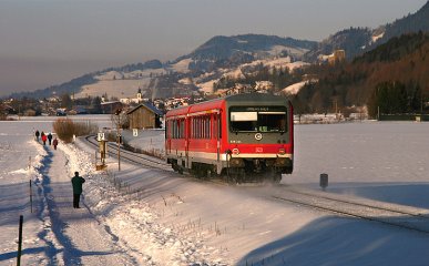 Im Winter kann es durchaus vorkommen, dass im Oberallgäu die Sonne scheint während der Rest Deutschlands unter Wolken liegt. So war das auch am 3.01.2011. Ein 628er ist von Oberstdorf nach Augsburg unterwegs, aufgenommen bei Altstädten.