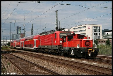 Ungleiches Doppel mit Anhang: Südlich des Freiburger Hauptbahnhofs sind am 14.7.2009 335 121 und 143 042 mit ihren drei Dostos in Richtung Werk unterwegs.