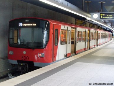 Beinahe historisch ist der Anblick von DT2 Zügen mit Rollband in Nürnberg geworden, lediglich der Zug 537/538 hat auf diesem Bild noch sein Rollband welches er aber vmtl. bald durch eine LCD-Anzeige ersetzt wird. Hier zu sehen ist der DT2-Zug 529/530 im Bahnhof Fürth Hardhöhe.