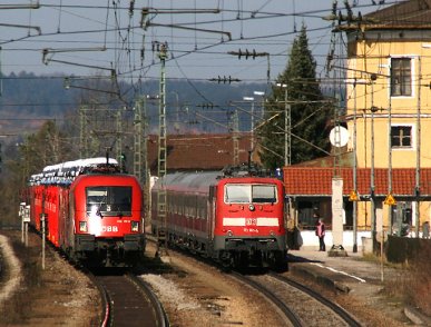 Zugbegegnung in Ostermünchen am 15.03.2011: Links 1116 115 mit einem Güterzug, rechts 111 181, welche den RE 79020 von Salzburg nach München schiebt.