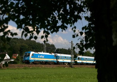 Arriva-Taurus 183 004 ist am 10.08.2010 mit einem ALEX-Zug bei Erfolgsbach in Richtung Regensburg unterwegs.