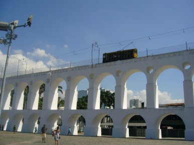 Zu den Attraktionen von Rio de Janeiro zählt auch die (verbliebene) Straßenbahn, genannt Bonde. Die Strecke über das ehemalige Aquädukt da Lapa genießt mittlerweile den Status eines Nationaldenkmals in Brasilien.