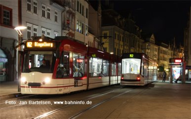 Nächtlicher Straßenbahnbetrieb am Anger in Erfurt am Abend des 29. Mai 2010.