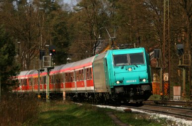 185 616 beschleunigt mit einem Nürnberger S-Bahn-Ersatzzug aus dem Haltepunkt Burgthann heraus gen Neumarkt (Oberpfalz).