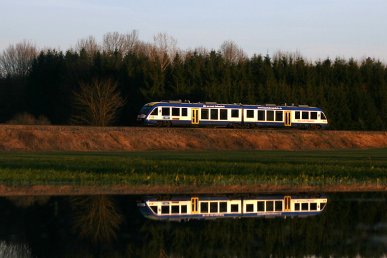 Im März 2011 hatten sich in Südbayern viele Pfützen gebildet. Im Bild ein LINT-Triebwagen der Bayerischen Regiobahn am 22.03.2011 bei St. Ottilien.