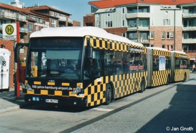 Van Hool AGG 300 Doppelgelenkbus 8714 an der n