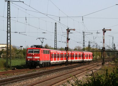Im Frühjahr 2011 fuhren bei der Nürnberger S-Bahn Ersatzgarnituren wegen fehlender Zulassung der neuen Talent-Triebwagen. Die Aufnahme entstand im Bahnhof Hirschaid (Strecke Nürnberg - Bamberg) am 10.04.2011.