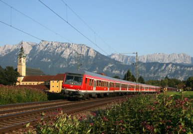 Das Kloster Reisach ist ein bekanntes Motiv für Eisenbahn-Fotofreunde. Auch am 2.08.2011 standen dort zahlreiche Fotografen, um unter anderem diesen Regionalzug nach Rosenheim zu fotografieren. Ab 2013 übernimmt Veolia den Regionalverkehr rund um Rosenheim.