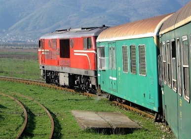 Die Fahrt mit der Rhodopenbahn Septemvri - Dobrinischte in Bulgarien ist ein Vergnügen. Die 760-mm-Strecke verläuft zum großen Teil spektakulär durchs Gebirge. Die Aufnahme entstand bei der Ausfahrt aus Septemvri am 7.04.2007.