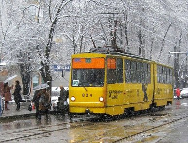Nahverkehr in der bulgarischen Hauptstadt: Eine Tram hat auf der Linie 3 am 19.03.2008 die Endstation Zaharna Fabrika fast erreicht. Übrigens hat Sofia auch ein kleines U-Bahnnetz; eine Haltestelle befindet sich unweit vom Aufnahmeort.