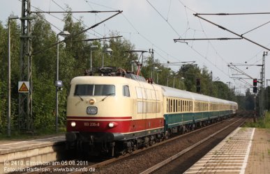103 235-8 durchfährt am 05.08.2011 mit dem aus überwiegend historischen Wagen gebildeten IC 2410 (Köln - Flensburg) den Bahnhof Elmshorn.