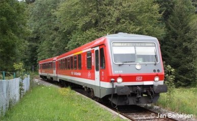 Beschaulich geht es auf dieser Nebenbahn in Oberbayern zu: 628/928 629 erreicht als RB Waging - Traunstein den Hp. Hufschlag. Die Aufnahme entstand am 29.07.2011.