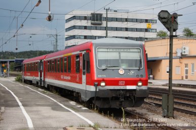 628/928 574 am 29.07.2011 als Regionalbahn nach Traunreut im Bahnhof Traunstein.