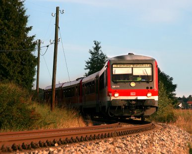 Im Jahr 2011 fahren immer noch 628er auf der Linie A der Münchner S-Bahnen. Erst 2013 kommt die Elektrifizierung und damit die 423er. Dieser Zug erreicht in Kürze den Endbahnhof Altomünster; Zugzielanzeiger wurde schon frühzeitig für die Rückfahrt nach Dachau angepasst. Aufgenommen am 6.09.2011.