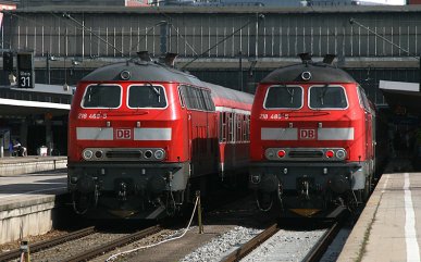 Alltäglicher Regionalverkehr im Starnberger Flügelbahnhof (Teil des Münchner Hauptbahnhofs) am 27.09.2011. Diese Züge verkehren von München aus ins Allgäu und zurück. Mindestens bis 2014 werden sie noch aus 218er und n-Wagen gebildet.