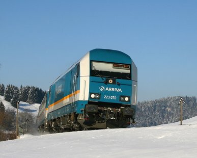 Ein sonniger Wintertag im Allgäu: Im Bild ALEX-Lok 233 070 am 23. Januar 2011 in der Nähe von Oberthalhofen.