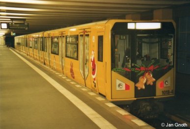 Premiere: Hk 1018 als Weihnachts-U-Bahn anlässlich der 100-Jahr-Feier der Schöneberger U-Bahn am 27.11.2010 in Rathaus Schöneberg. Es war der erste und bislang einzige Einsatz eines Hk-Zuges auf der U4. Die heute als U4 bezeichnete Schöneberger Untergrundbahn Nollendorfplatz - Innsbrucker Platz (damals Hauptstraße) ist am 01.12.1910 eröffnet worden und gehörte anfänglich noch der damals noch eigenständigen Stadt Schöneberg. Die Betriebsführung lag jedoch von Anfang bei der damaligen Hochbahngesellschafft, aus der 1929 die heutige BVG hervor gegangen ist.