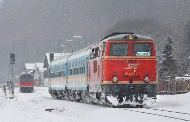 Anfang 2011 sind beide SVG-Loks noch im Einsatz vor ALEX-Zügen zwischen Immenstadt und Oberstdorf. Im Bild 2143.21 bei einer Zugkreuzung in Altstädten, 31.12.2011.