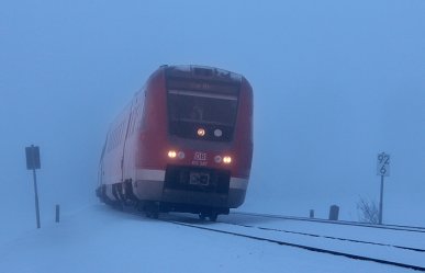 Der Morgen des 27.12.2011 brachte der Region rund um den Alpsee erst mal jede Menge Dunst. 612 587 ist bei Ratholz unterwegs.