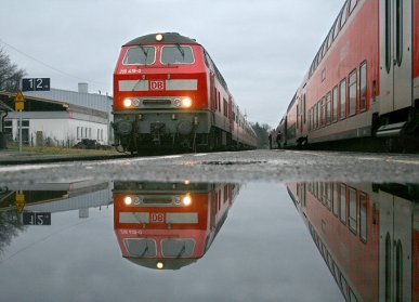 Am 23.12.2011 gab es in Bayern trübes Wetter mit vielen Wolken und etwas Regen. In Schwindegg (Strecke München - Mühldorf) entstand dieses Foto bei einer Zugkreuzung.
