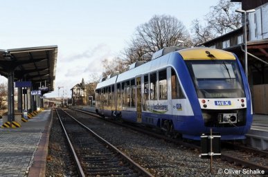 Bei ungewöhnlich hohen Temperaturen für die Jahreszeit ist der Harz-Elbe-Express am 6.1.2012 in Thale Hbf eingefahren. In Kürze wird der Zug als HEX80829 wieder den Rückweg nach Magdeburg antreten.