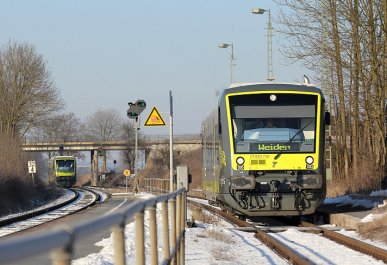 Zwei Regioshuttle von agilis kreuzen am 5.02.2012 im Bahnhof Kemnath-Neustadt (Strecke: Bayreuth - Weiden).