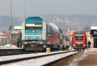 Alltagsbetrieb im oberpfälzischen Schwandorf: Begegnung von ALEX und 612er als Regionalexpress am 12.02.2012.