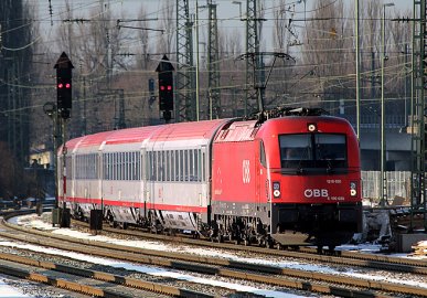 Ein Eurocity-Zug von München nach Italien, bestehend aus österreichischer Lok und Wagengarnitur, fährt am 26.01.2012 in den Münchner Ostbahnhof ein.