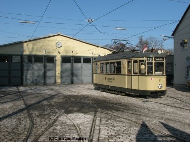 Ganz alleine steht der Triebwagen 111 vor der Wagenhalle des historischen Straßenbahndepots St.Peter in Nürnberg und genießt die Februarsonne.