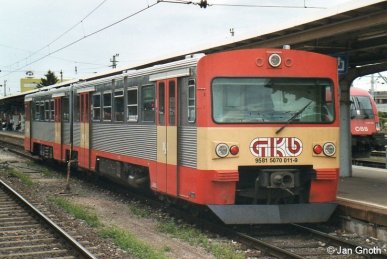 Im Sommer 2010 waren die bei der Graz-Köflacher-Eisenbahn als VT70 bezeichneten VT2E noch im planmäßigen Einsatz, so auch der 5070 011 hier in Graz Hauptbahnhof. Nachdem am 15.11.2011 der planmäßige Einsatz der VT70 bei der GKE endete, konnten seit dem 16.11.2011 immer wieder einige VT70 als äußerste Reserve im außerplanmäßigen Einsatz beobachtet werden. Nicht jedoch der 5070 011, welcher zum Fahrplanwechsel im Dezember 2011 als erster VT70 betriebsunfähig abgestellt worden ist und seitdem auf die weitere Verwertung wartet.