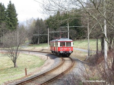 Die Adhässionsstrecke der Oberweißbacher Bergbahn am 10.04.2012 durch sehr romatische Gegend.