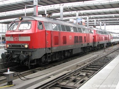 Von Zürich HB gekommener EC 193, bespannt mit zwei Diesel-Lokomotiven der Baureihe 218 im Münchener Hauptbahnhof auf Gleis 21. Aufnahmezeitpunkt: 22. April 2012, 13:32h