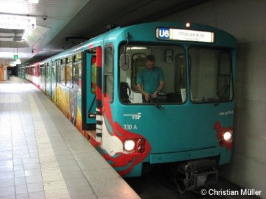 Abgebildet ist ein Zug der Baureihe U2h an der Endstation 