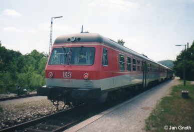 614 045 im Sommer 1996 noch in pop-orangener Farbgebung in Simmelsdorf-Hüttenbach. Ein Jahr später 1997 wurde 614 045/046 modernisiert und dabei als erster 614 in verkehrsrot umlackiert.