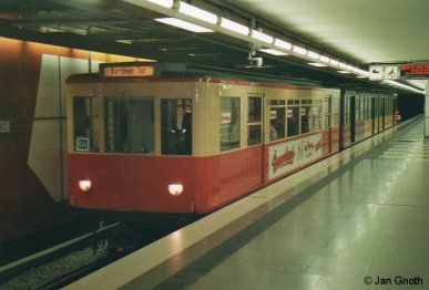 T(U)-Wagen auf Hamburgs neuer U-Bahnlinie 4? Nein, was auf dem Bild wie eine heimliche Fahrt auf der U4 aussieht, war in Wirklichkeit eine Sonderfahrt mit den T(U)-Wagen am 30.01.2012, bei der auch ein Fotohalt auf dem neuen Gleis der U4 in Jungfernstieg eingelegt worden ist. Damit das ganze auch noch täuschend echt aussieht, wurde TU1 8838 auch noch mit 1967 eingeführten Liniensteckschild als U4 nach Berliner Tor beschildert.
