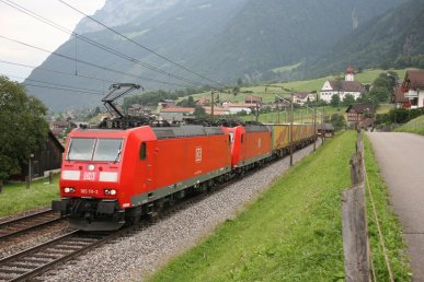 185 111 und 185 xxx mit einem KLV der Firma Nothegger auf der Fahrt von Deutschland nach Italien auf der Gotthardstrecke bei Silenen.