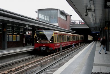 Wegen Sperrungen des Ostringes wurden im April 2012 die Linien S41/ 42 und S8/ 9 verbunden. Die aus Berlin-Schönefeld Flughafen bzw. Grünau kommenden Züge verkehrten über Neukölln, Westkreuz und Jungfernheide nach Berlin Gesundbrunnen, wo sie wieder auf ihre angestammte Linienführung über Bornholmer Straße nach Pankow/ Birkenwerder wechselten.

Ein Zug der Linie S8 steht am 2. April abfahrbereit in Berlin Gesundbrunnen.