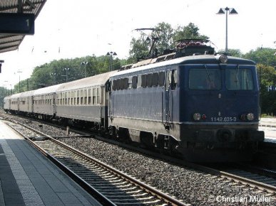 Von der E-Lok 1142.635-0 gezogener historischer Leerzug im Bahnhof Günzburg am 6.9.2012.