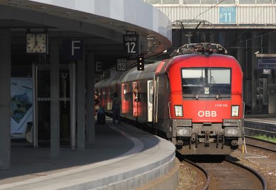 Wegen Bauarbeiten fuhr der Nachtzug nach Rom am 11.08.2012 früher aus München ab. So konnte er noch bei Sonne im Hauptbahnhof aufgenommen werden.