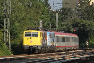Weil es Spaß macht: Am 11.08.2012 waren einige EC-Züge von München zum Brenner und zurück sehr bunt bespannt. Im Bild 111 024 und 111 066 am Heimeranplatz.